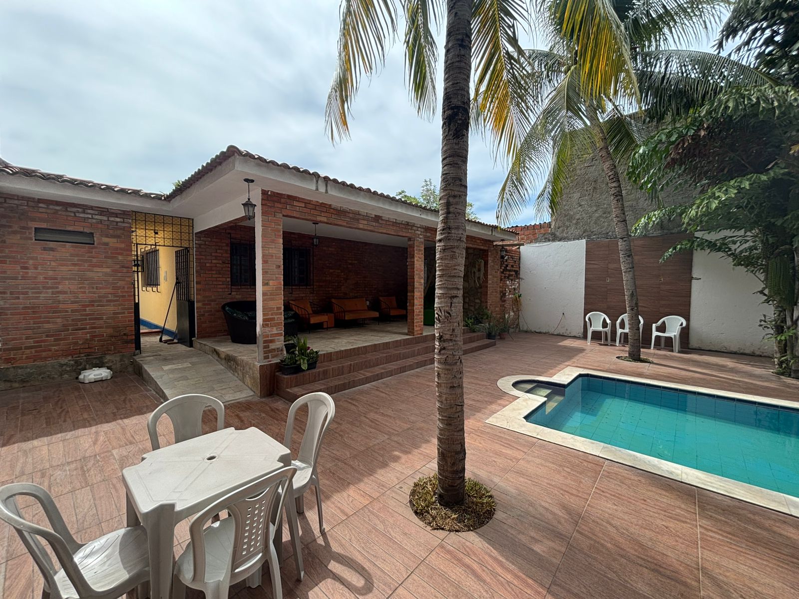 Piscina e área externa